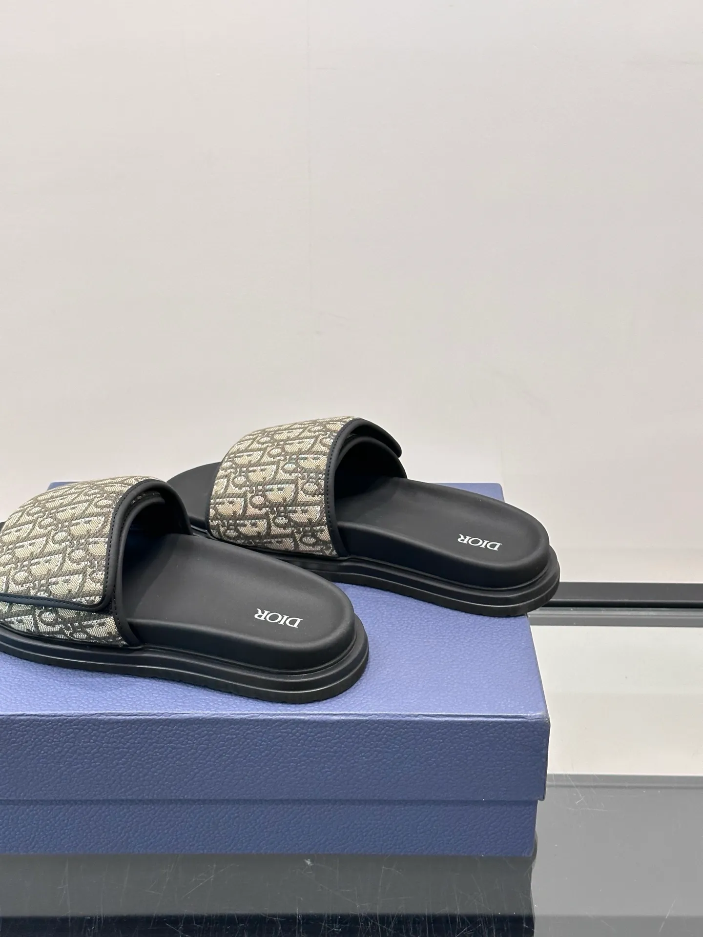 Factory price: 280💰𝐂𝐡𝐫𝐢𝐬𝐭𝐢𝐚𝐧 𝐃𝐢𝐨𝐫 Dior's latest popular sandals, classic upgraded Velcro sandals, original replicas, super durable and versatile, very comfortable on the feet, slimming and white, original cowhide leather upper, sheepskin lining Original d hardware buckle Original molded T men's shoes 💰U outsole Size: 38-44 (.45.46 customized)